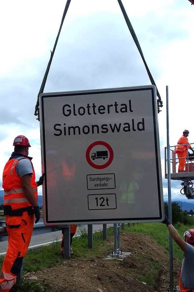 Die Schilder fr das Lkw-Durchfahrtsverbot werden angebracht..  | Foto: Landratsamt Emmendingen