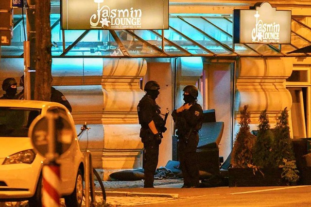 Polizisten in Schutzausrstung stehen ...destens zwei Menschen verletzt worden.  | Foto: Tom Wunderlich (dpa)