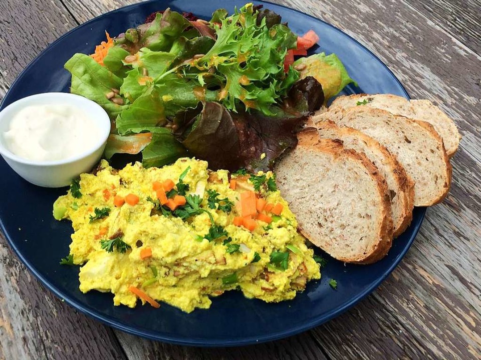 Jeden letzten Sonntag im Monat gibt es...nraum das Rührtofu mit Brot und Salat.  | Foto: Lea/Cafe Pausenraum
