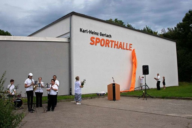 Die  Sporthalle  Buggingen wird nach K...Enkel Fiona und Marvin den Schriftzug.  | Foto: Volker Mnch