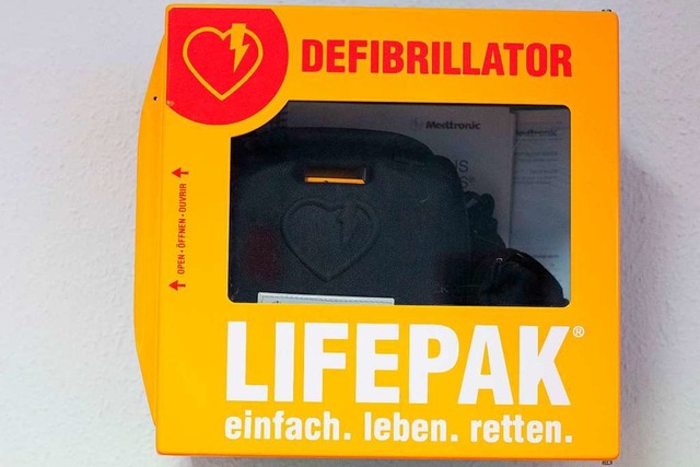 Im Marcher Ortsteil Holzhausen steht s... ein Defibrillator bereit. Symbolbild.  | Foto: Klaus-Dietmar Gabbert