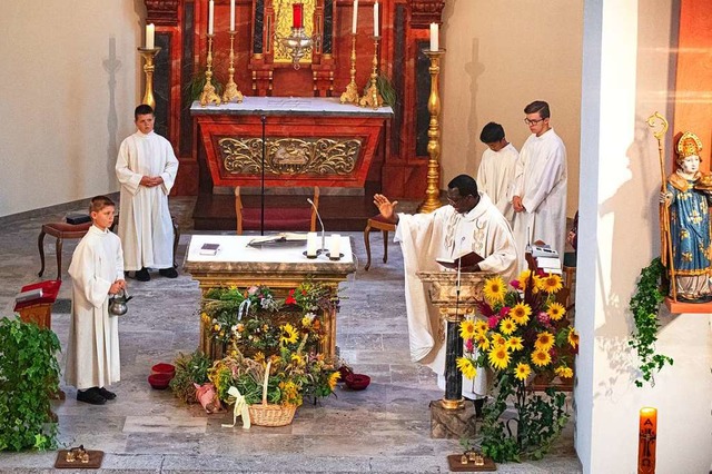 Festlicher Gottesdienst zum Patroziniu...kwe gibt den Kruterbuschen den Segen.  | Foto: Wolfgang Scheu