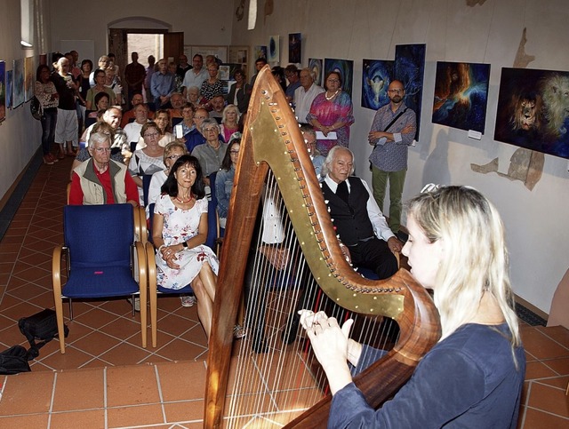 Susanne Liedtke erffnete die Vernissa... der Margarethenkapelle an der Harfe.   | Foto: Michael Haberer