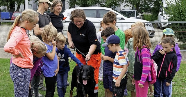 Der richtige Umgang mit Hunden wurden ...ern bei der Ferienspielaktion gezeigt.  | Foto: Jrgen Schweizer