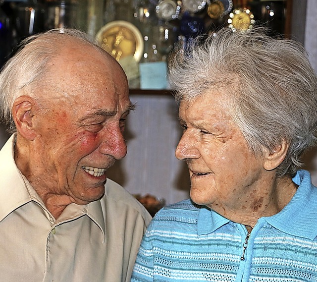 Eiserne Hochzeit feiern Elsa und Peter...h nach 65 gemeinsamen Jahren greifbar.  | Foto: Martha Weishaar