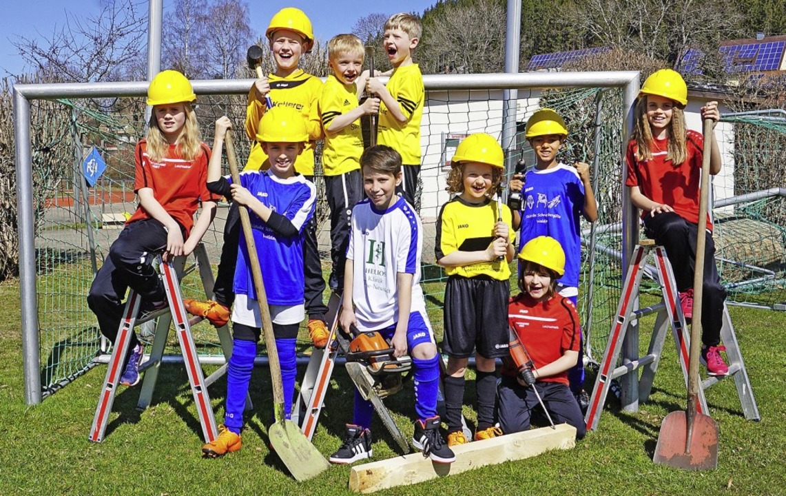 Kinder in den Vereinsfarben zeigen, wo es die nchsten Monate langgeht.   | Foto: Peter Stellmach