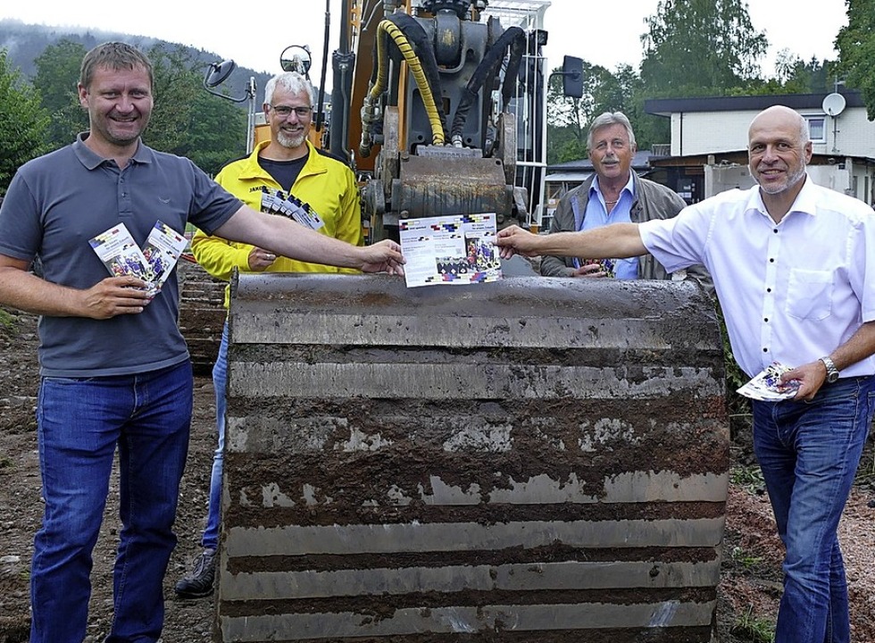 Die Vereinsvertreter (von links): Feli... Lffler (FCN), Volker Dengler (TVN).   | Foto: Peter Stellmach