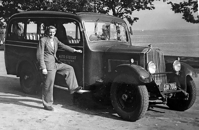 Firmengrnder Ewald Steiert mit einem ...ersten Fahrzeuge in den 1950er Jahren.  | Foto: Dieter Maurer