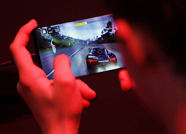 Spiele auf dem Smartphone werden beliebter.   | Foto: Oliver Berg (dpa)