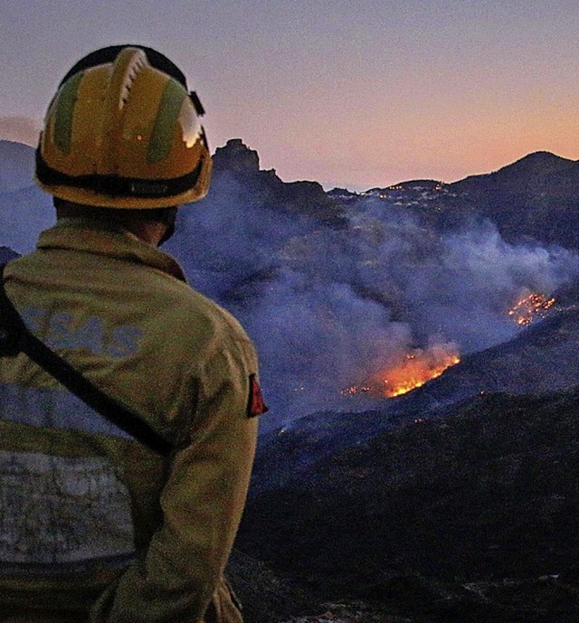 Feuerwehrmann  auf Gran Canaria  | Foto: DESIREE MARTIN (AFP)