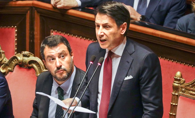 Abtritt in Verbitterung:  Conte wirft ...ter Salvini (links) Manipulation vor.   | Foto: Gregorio Borgia (dpa)