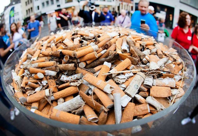 Zigarettenstummel, die in einer Aktion...eldorf in einer durchsichtigen Sule.   | Foto: Martin Gerten (dpa)