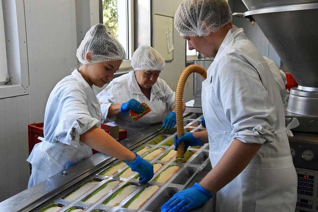 Die Terrinenproduktion ist bei Swiss Gourmet noch Handarbeit.  | Foto: Kathrin Ganter