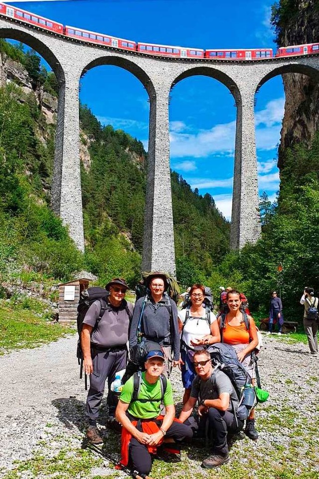 Die Wandergruppe des Schwarzwaldverein...andwasserviadukt im Kanton Graubnden.  | Foto: Privat
