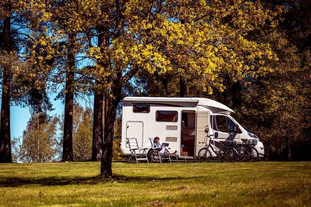 Verglichen mit Zelturlaub bedeutet Wohnmobil-Camping Luxus. (Symbolbild)  | Foto: Andrey Armyagov/Adobe Stock