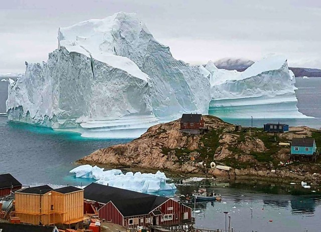 Ein Eisberg liegt vor der grnlndisch...r einen Verkauf Grnlands reden wolle.  | Foto: Karl Petersen (dpa)