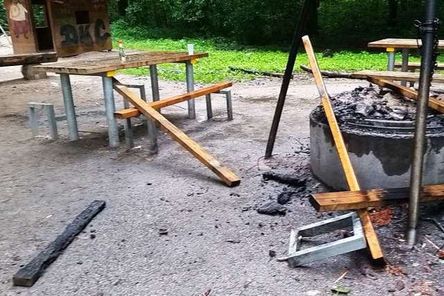 Unbekannte zerstrten die Sitzgelegenh...r Spielplatz &#8222;Einbollen&#8220;.   | Foto: Gemeinde Denzlingen
