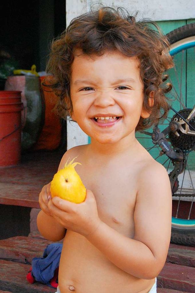 Der Zweijhrige isst seine erste Mango.  | Foto: Hannah Fedricks Zelaya