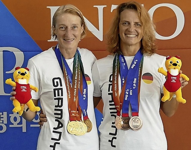 Susanne Reibel-Oberle (links)  Ursula ...ck gren mit Medaillen aus Sdkorea.   | Foto: Privat