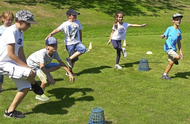 Mit bungen wurden die Kinder ans Golfspielen gefhrt.   | Foto: Golfclub