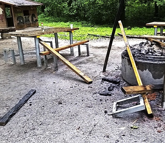 Unbekannte zerstrten die Bnke auf dem Einbollen-Spielplatz.  | Foto: Gemeinde Denzlingen