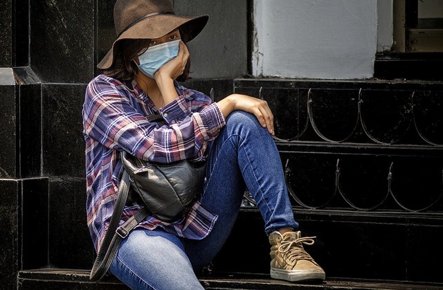 Eine Frau schtzt sich mit einer Mundschutz vor verschmutzter Luft.  | Foto: Jair Cabrera Torres (dpa)