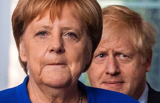 Merkel und Johnson: Von Kompromiss keine Spur.  | Foto: JOHN MACDOUGALL (AFP)