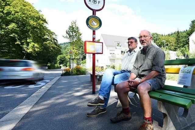 In Freiburg-Günterstal stehen zwei Mitfahrerbänke, aber niemand hält an