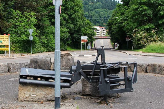 Ein Rennradfahrer ist im Kreisverkehr ...desfahrer die Vorfahrt genommen hatte.  | Foto: Monika Weber