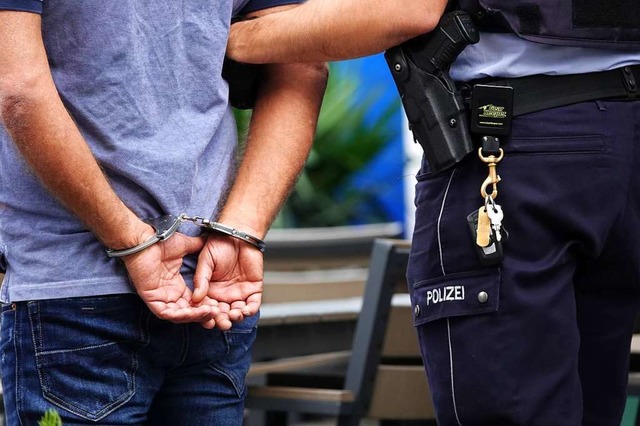 Eine Person wurde festgenommen (Symbolbild)  | Foto: Johannes Neudecker (dpa)