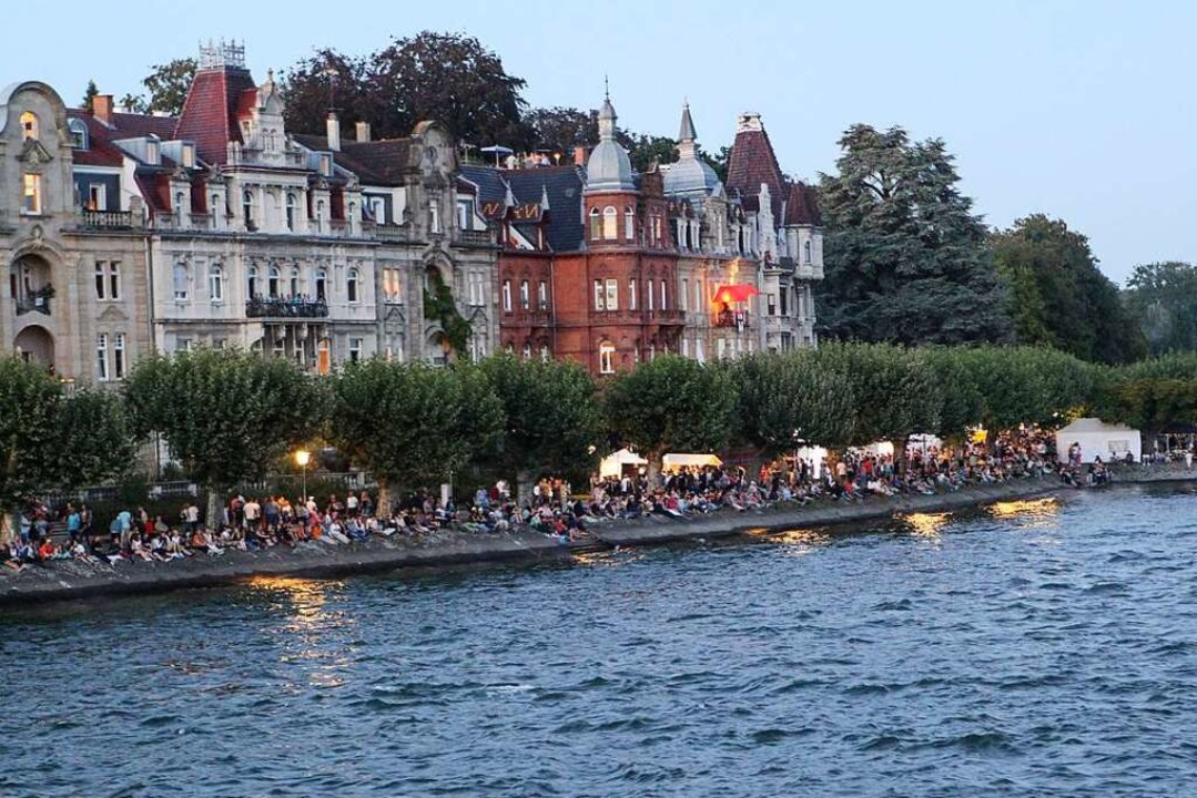 Besucher des Seenachtsfests Konstanz s...lgelände an der Seestraße am Bodensee.  | Foto: Oliver Hanser (dpa)