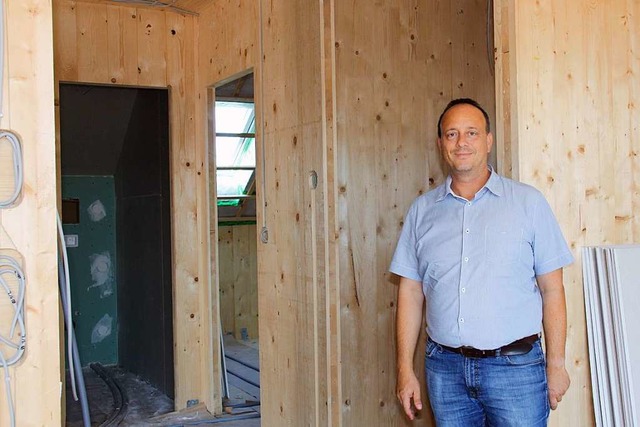 Marc Leonhardt im ersten Holzbau-Mehrfamilienhaus am Kaiserstuhl.  | Foto: Christiane Franz