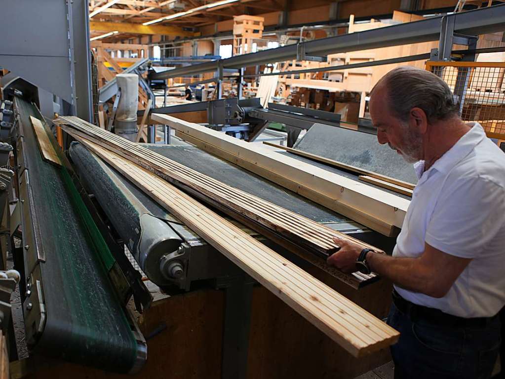 BZ-Leserinnen und Leser erkundeten die Produktion von Holz 100 in Lahr beziehungsweise Friesenheim.