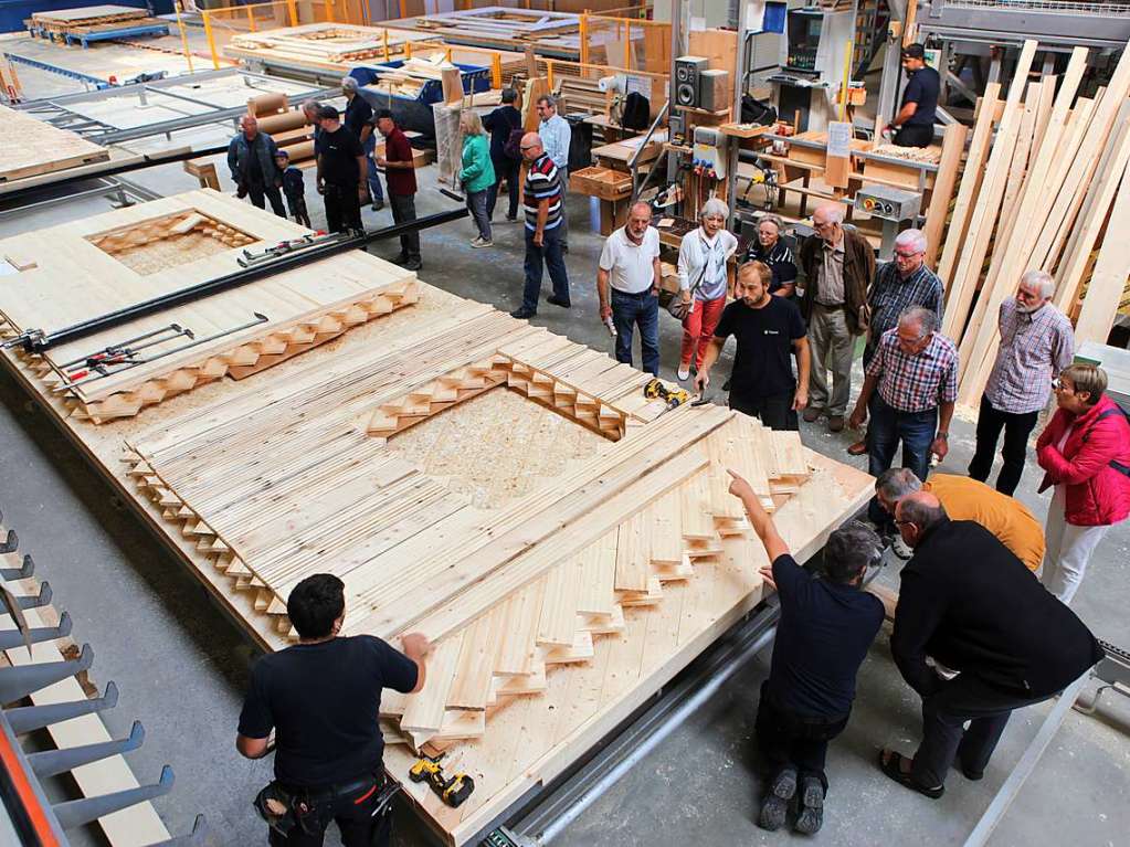 BZ-Leserinnen und Leser erkundeten die Produktion von Holz 100 in Lahr beziehungsweise Friesenheim.