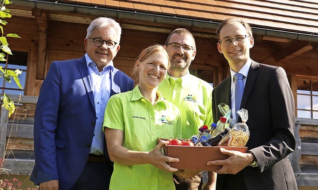 Umrahmte Gastgeber: Carolin und Ansgar... Bchle mit dem Brunlingen-Krbchen.   | Foto:  Wursthorn, Jens