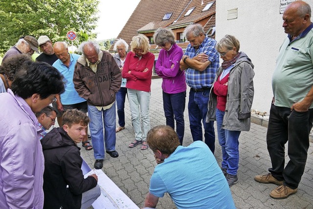 Marco Brer vom Bro Riede zeigte den ... der Alfred-Hummel-Strae den Bauplan.  | Foto: Eva Korinth