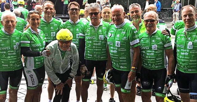 Mit seinem Sportidol Tve Schur, 88  (...on Teilnehmern der Tour der Hoffnung.   | Foto: Privat