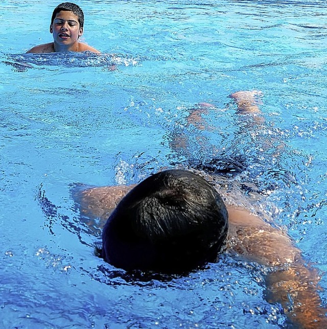 Viele  suchen derzeit wieder Abkhlung im Freibad.   | Foto: Michael Sesiani