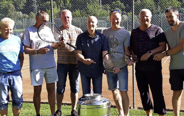 Mann brau(ch)t Bier: Die Gruppe &#8222...auf den Tennisanlagen des TC Steinen.   | Foto: BZ