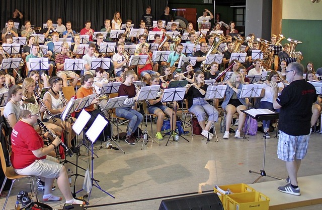 Das A-Orchester unter der Leitung von Robert Sheldon   | Foto: Adelbert Mutz