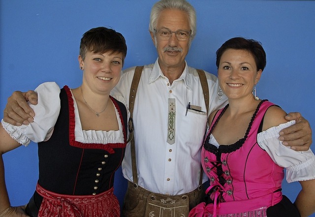 Klaus Hunzinger, mit den Musikerinnen ...ufs bayrische Wochenende mit Metzgete.  | Foto: Petra Wunderle