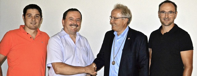 Zells Brgermeister Peter Palme gratul...edet wurde  Frank Hierholzer (rechts).  | Foto: Paul Berger