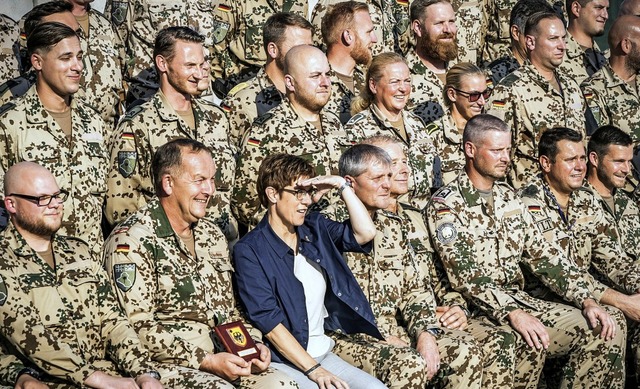 Posieren mit der neuen Chefin: Verteid...r Bundeswehr im nordirakischen Erbil.   | Foto: Michael Kappeler (dpa)