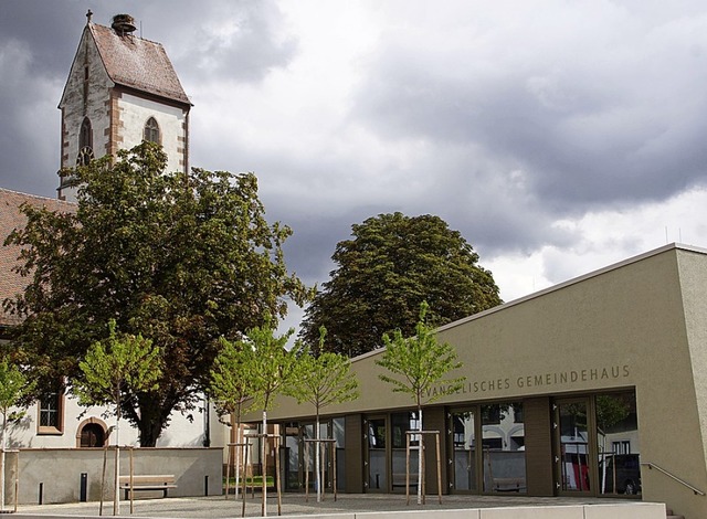 Neu gestaltete Ortsmitte: Kirche und Gemeindehaus in Weisweil  | Foto: Ilona Huege