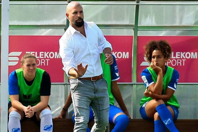 Trainer Sascha Glass und der SC Sand s...l besten Frauenfuball-Liga der Welt.   | Foto: Peter Aukthun-Goermer