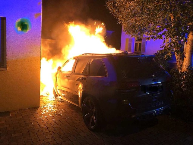 Fahrzeugbrand in einer Hofeinfahrt  | Foto: Feuerwehr Emmendingen