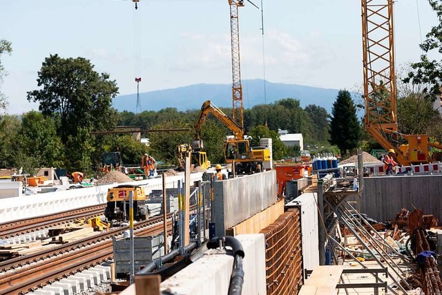 Voll am laufen sind die Bauarbeiten am... Unterfhrung fr Fugnger angelegt.   | Foto: Hubert Gemmert