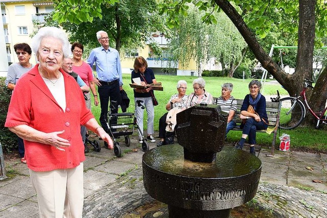 Margarete Hartmann vor dem Brunnen, der nach ihr benannt ist  | Foto: Rita Eggstein