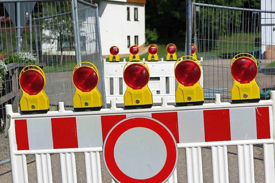 Nachdem die Einsturzgefahr feststand, reagierte die Gemeinde schnell. Am Morgen nach dem Alarm ist die Brücke für Fahrzeuge gesperrt. (Foto: Hans-Peter Müller) Nachdem die Einsturzgefahr feststand, reagierte die Gemeinde schnell. Am Morgen nach dem Alarm ist die Brücke für Fahrzeuge gesperrt. (Foto: Hans-Peter Müller)