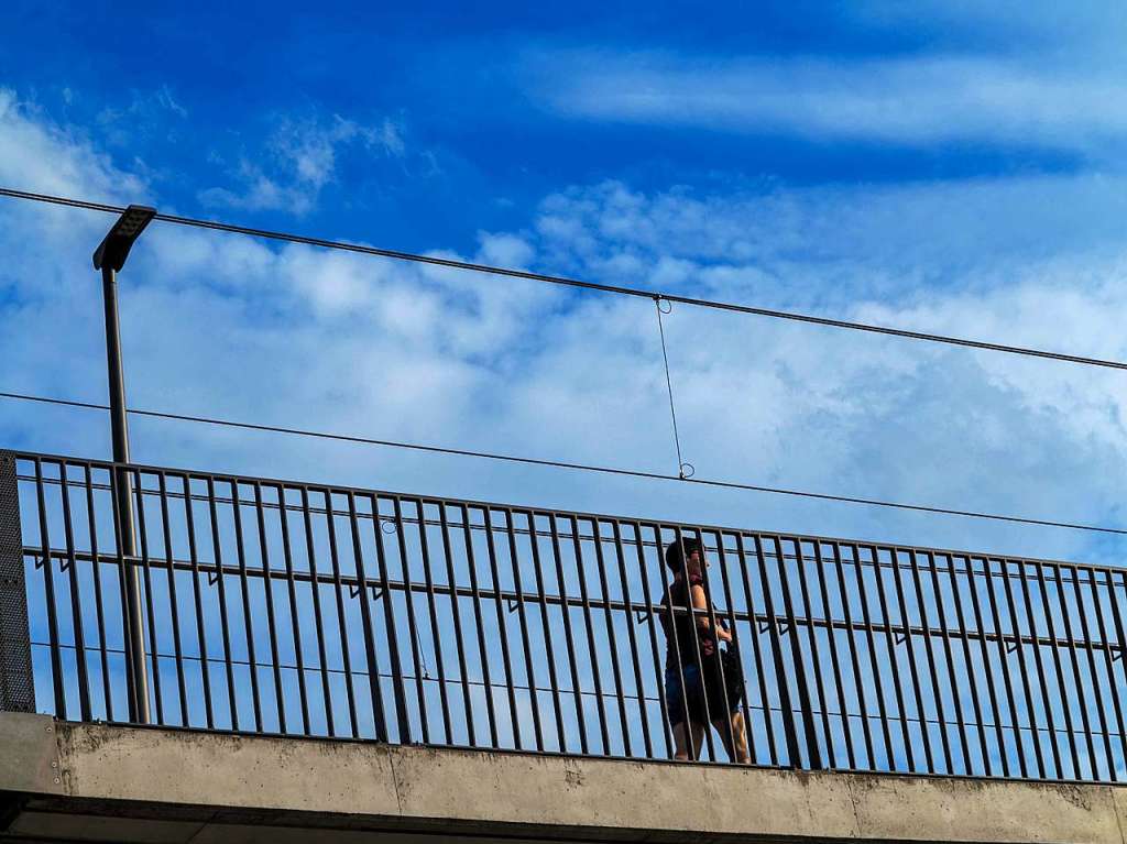 Hinter Gittern. Ist die Frau eingesperrt oder sicher behtet? Fr einen Kongress bin ich nach Stuttgart gereist und sah diese Szene auf einer Brcke am Rand eines Stadtparks.